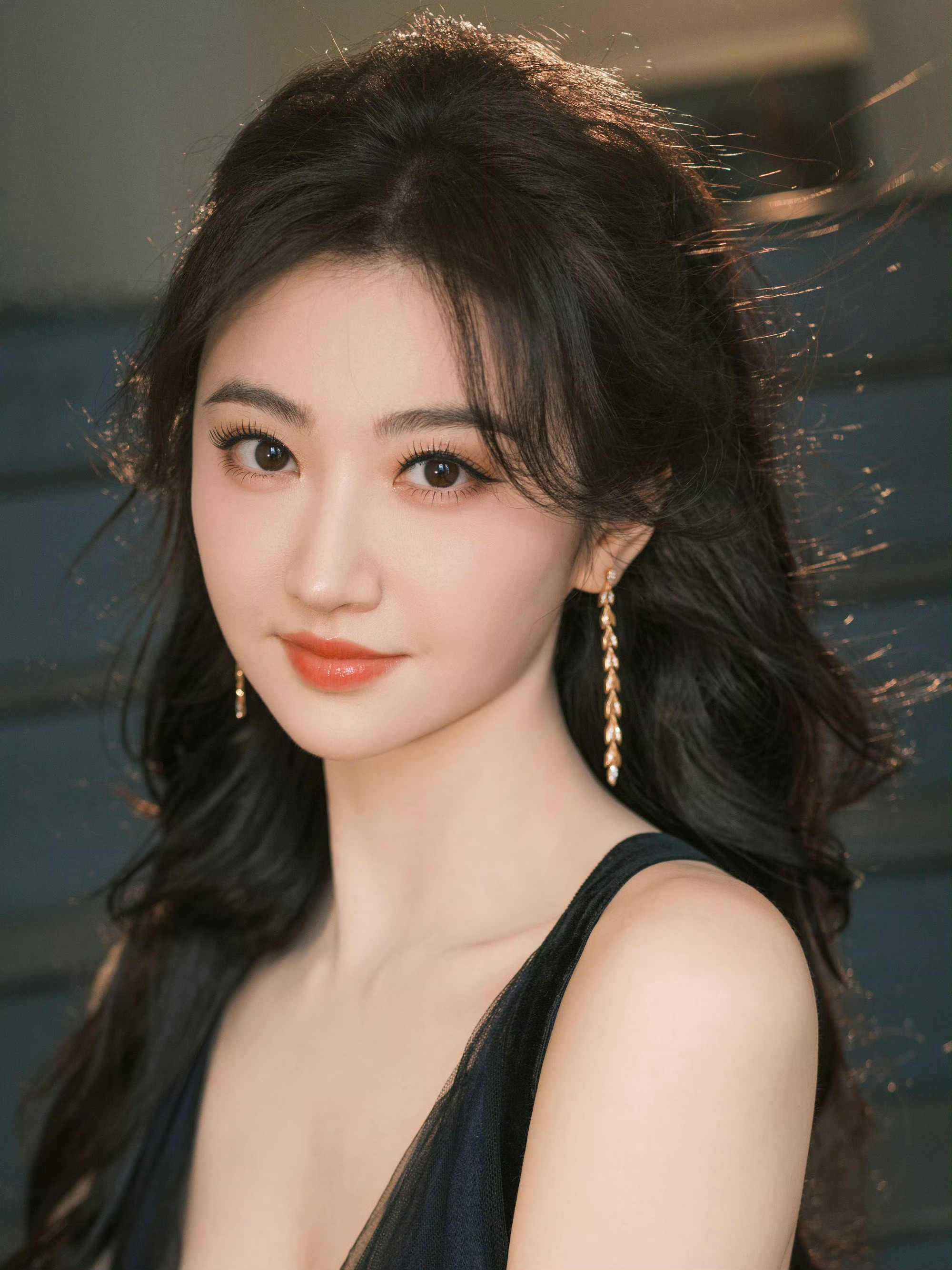 景甜身穿 Marchesa 2017 秋冬系列黑色深V露背纱裙亮相腾讯视频星光大