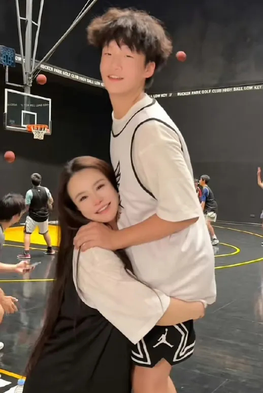 拳王邹市明的儿子邹明轩长大了！打篮球动作矫健，身高更是惊人，已超过妈妈冉莹颖的身