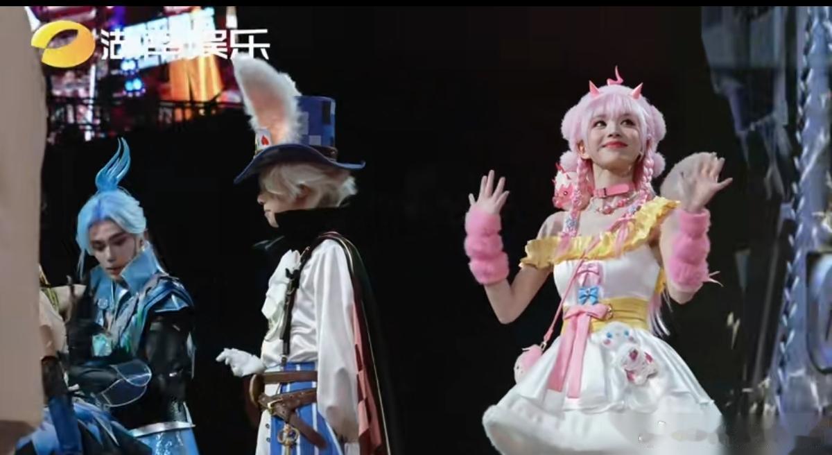 这大概是我见过最“不讲武德”的Cosplay——别人是神还原，她是直接从游戏里“