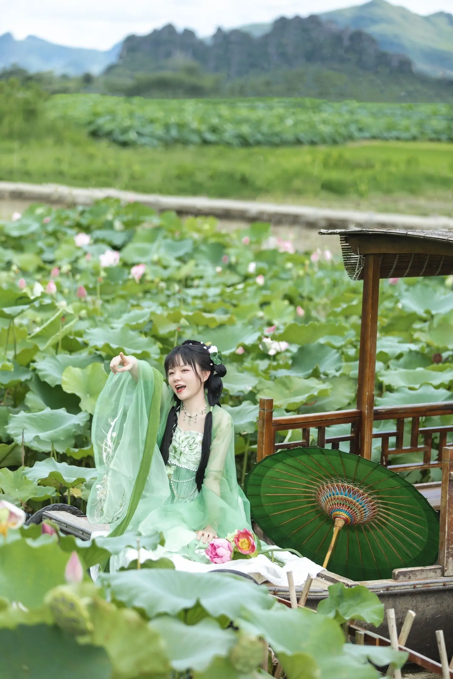花柔玉淨，捧觞别有娉婷。