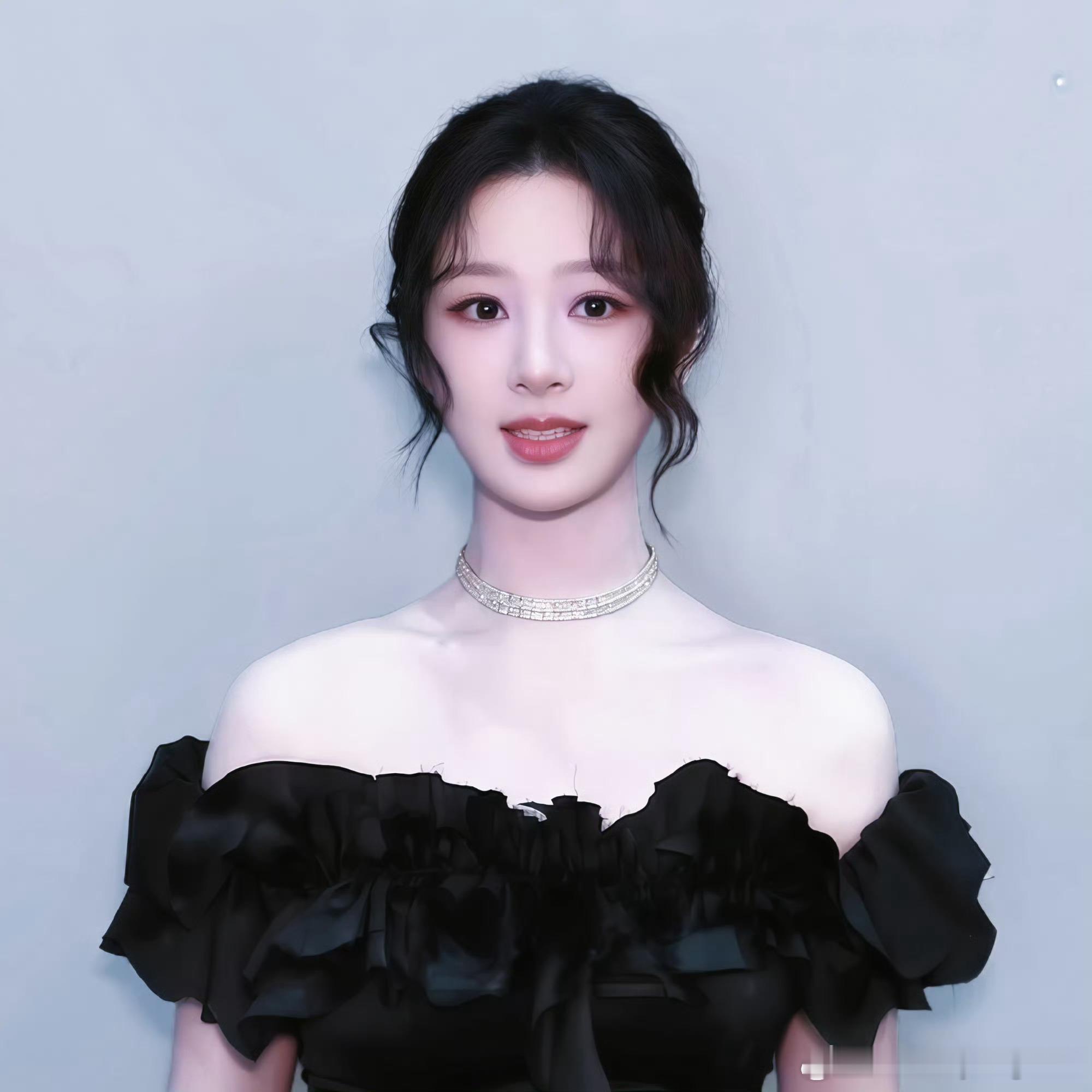 杨紫杨紫回应网友开始理解邱莹莹了杨紫 杨紫一款智慧型的生命体，发现沙发塌就哈着腰