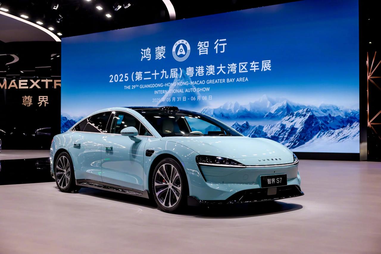 五月刚过，鸿蒙智行就发布了五月亮眼成绩，全系交付新车44454辆。

    这