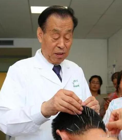 1986年，外国瘫痪病人来到中国求助老中医，医生没有开药，他被扎了9000针后，