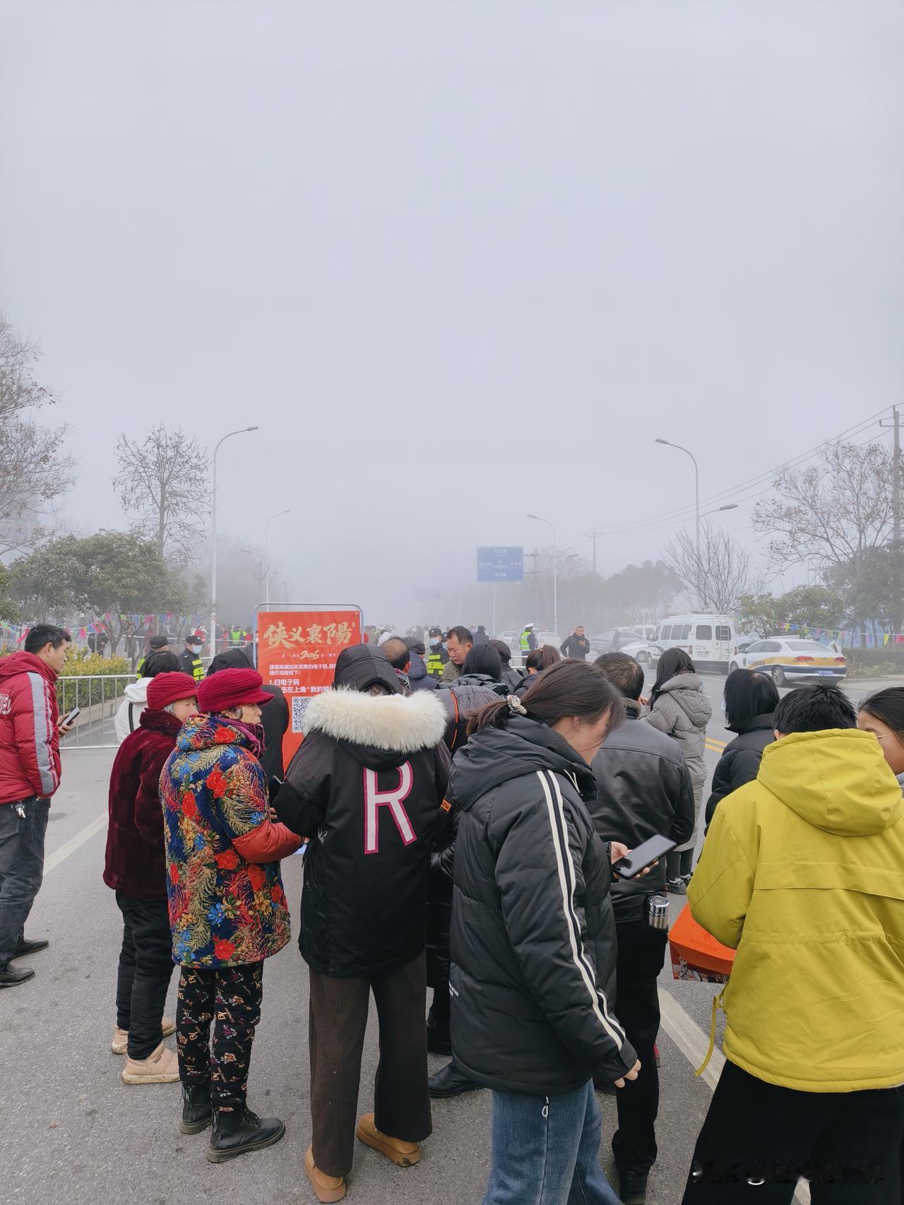 雾锁襄阳城 三千侠客赴盛宴！侠义襄阳宴燃爆全城，烟火豪情藏满细节
 
200桌同