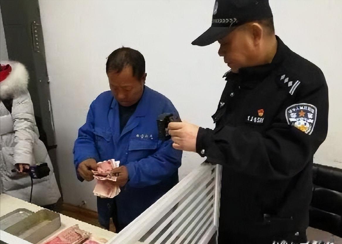 收废品真的都能捡到宝贝吗？2018年，李付明花5块钱收了一个旧煤炉，在清理的炉灰