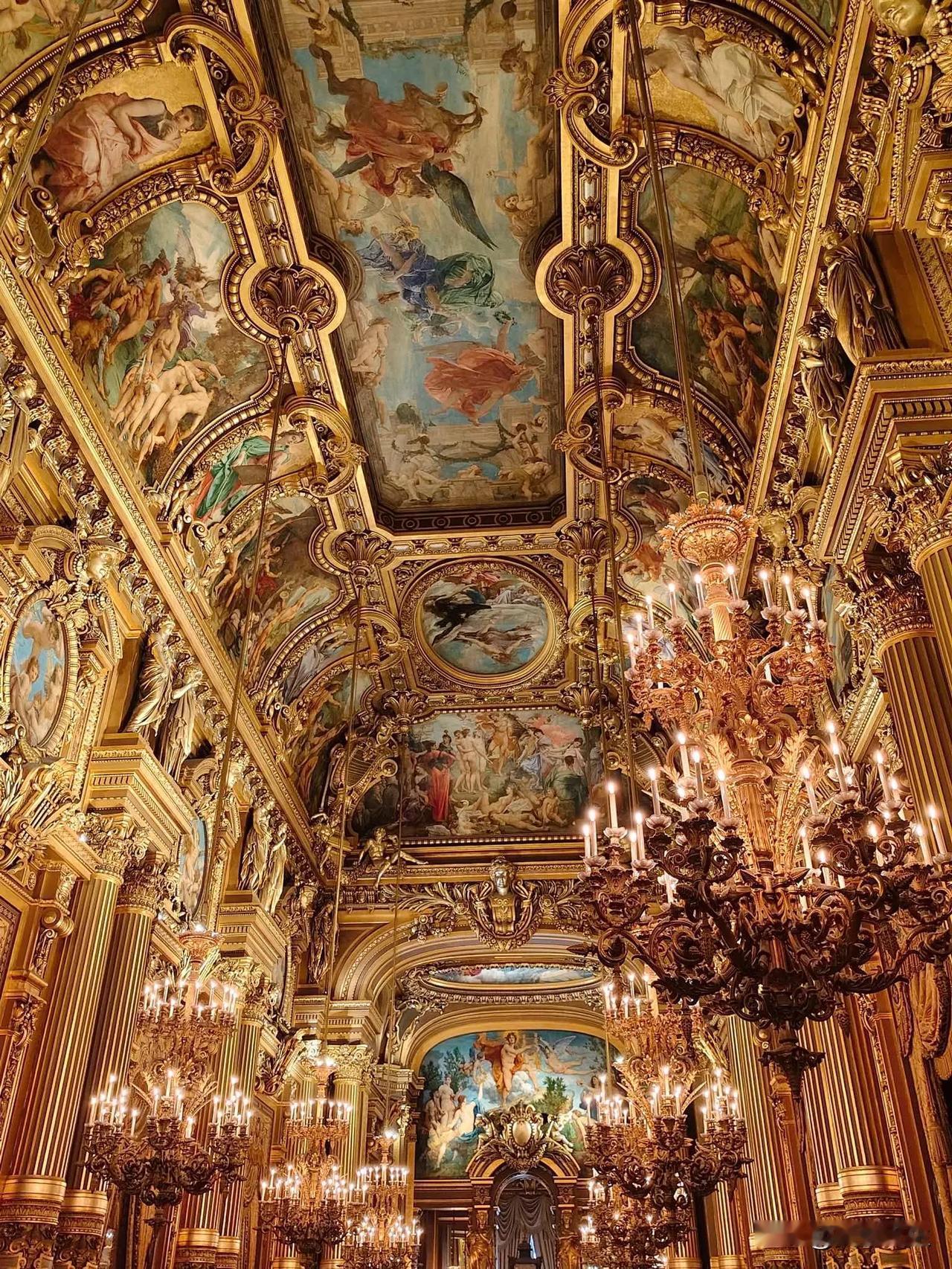 巴黎歌剧院，又称加尼叶歌剧院，由建筑师查尔斯.加尼叶于1861年设计，1875年