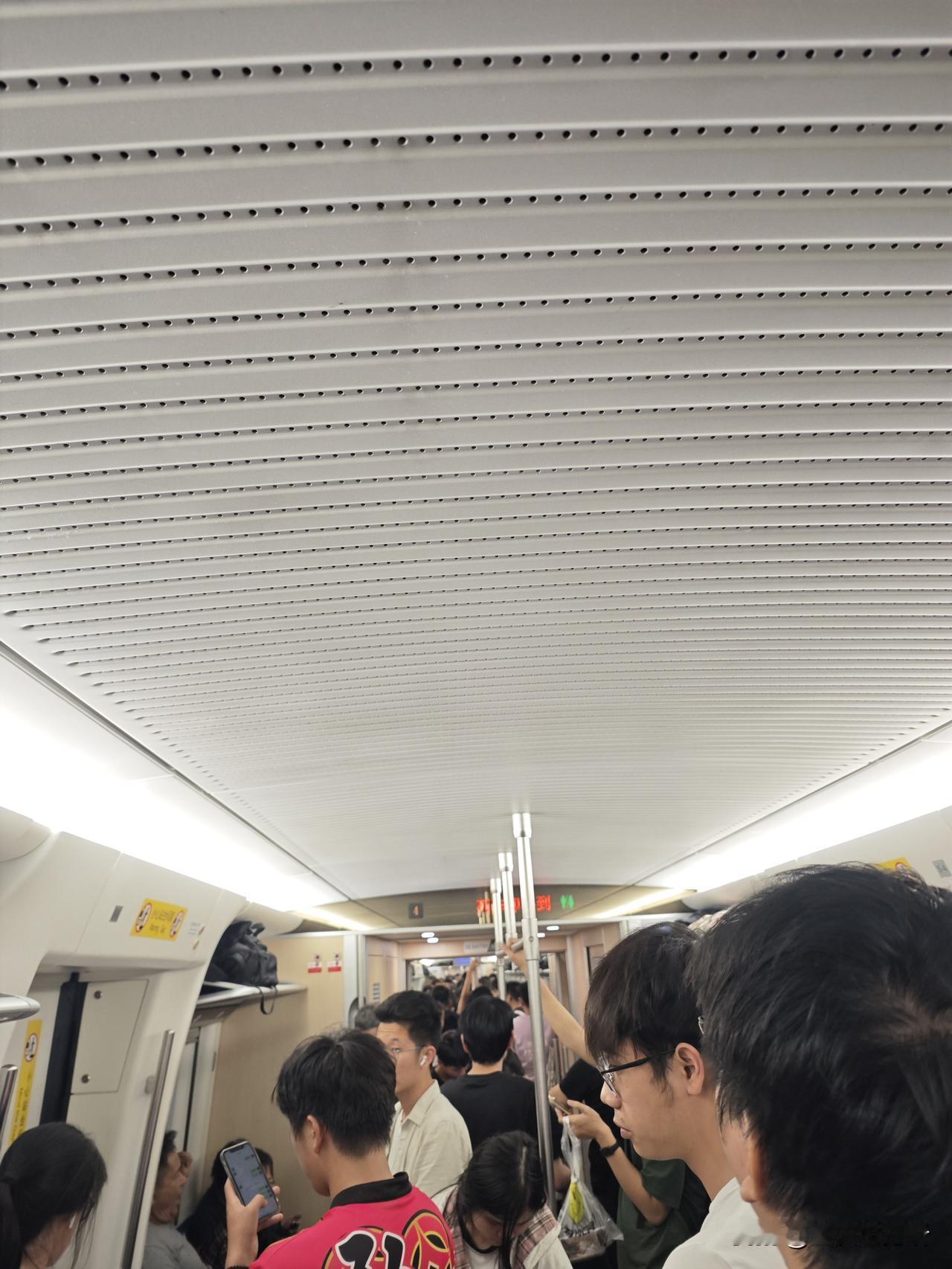 广州南站果然是全球客流量最大的站，坐个高铁像挤地铁，真的第一次遇到这种情况，关键