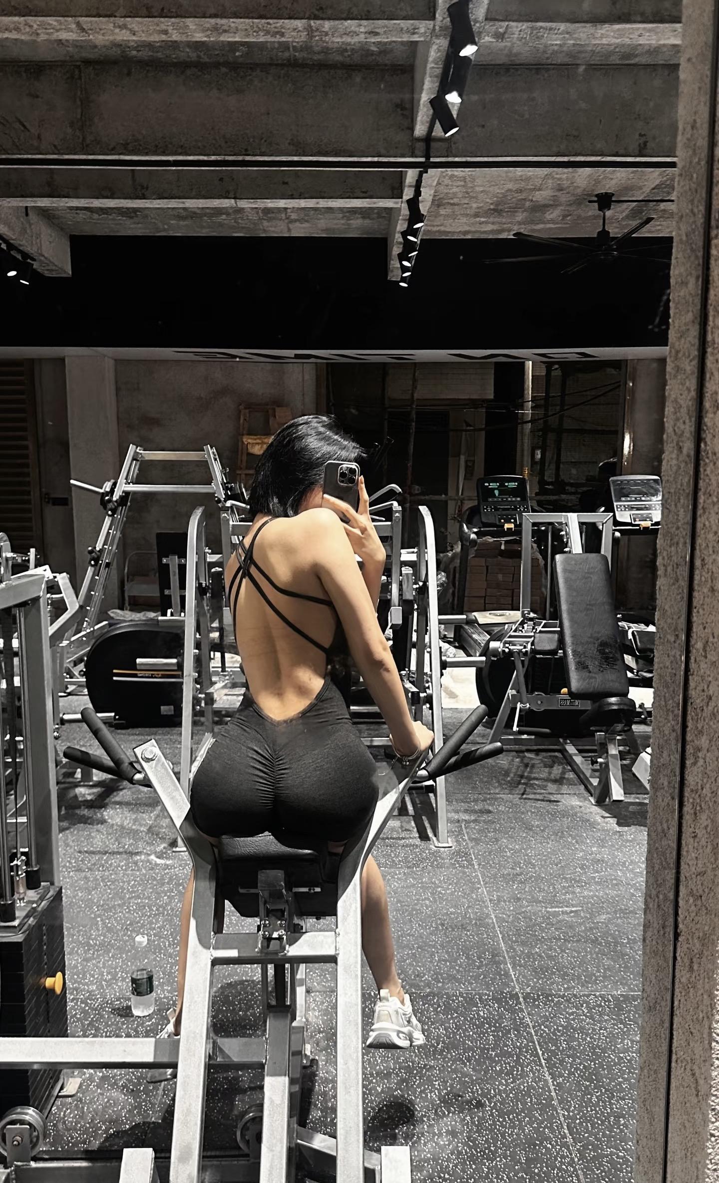 别老给那女的发消息呗，给我也发点。