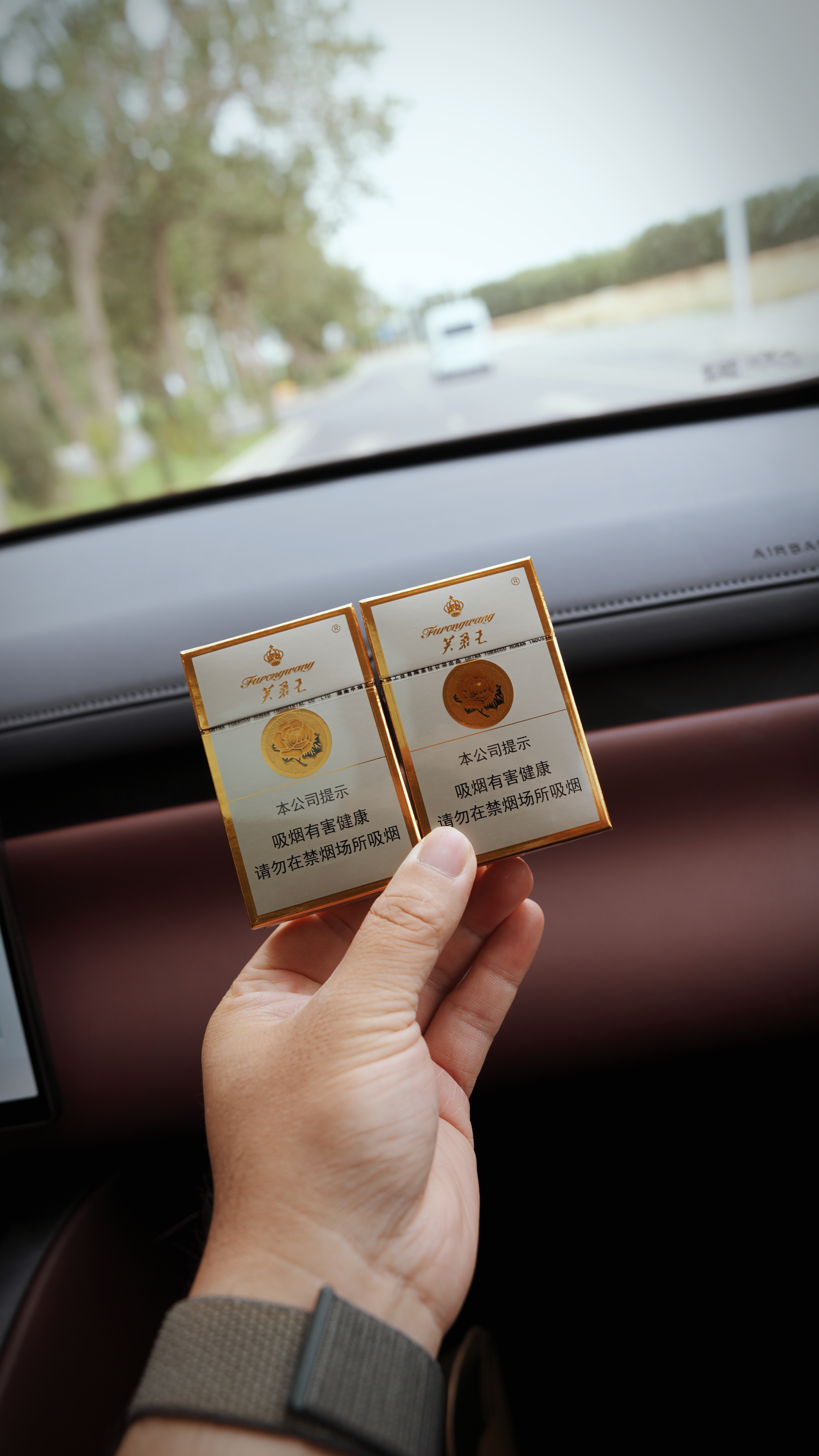 要去个地方，其实不让进，但德令哈的朋友昨晚吃饭的时候跟我们说，你准备点东西，也就