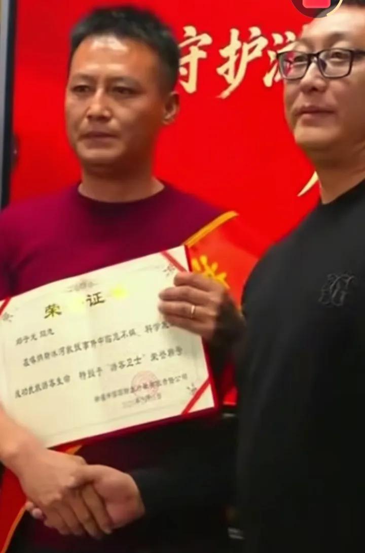 凡人挺身，亦是英雄
 谁不是为生活奔波的普通人，可危难来临，邓子龙硬生生扛起了生