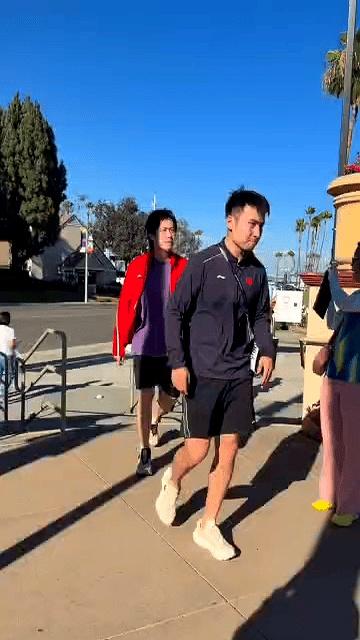 在美满决赛日的街头，王楚钦和牛冠凯、孙逊教练刚迈出酒店没多久就折返，脚下生风，镜