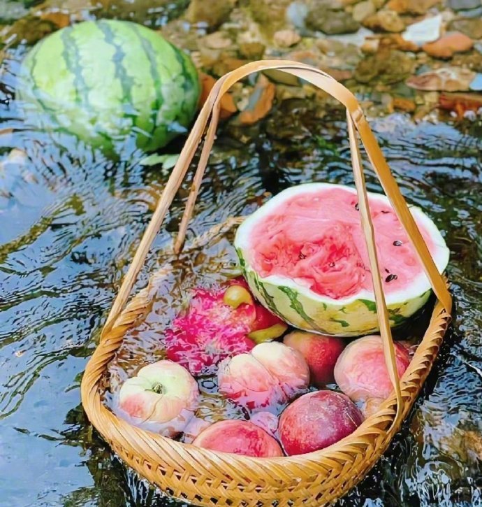 “夏天流淌在裹在嘴里爆裂的果浆里。” 