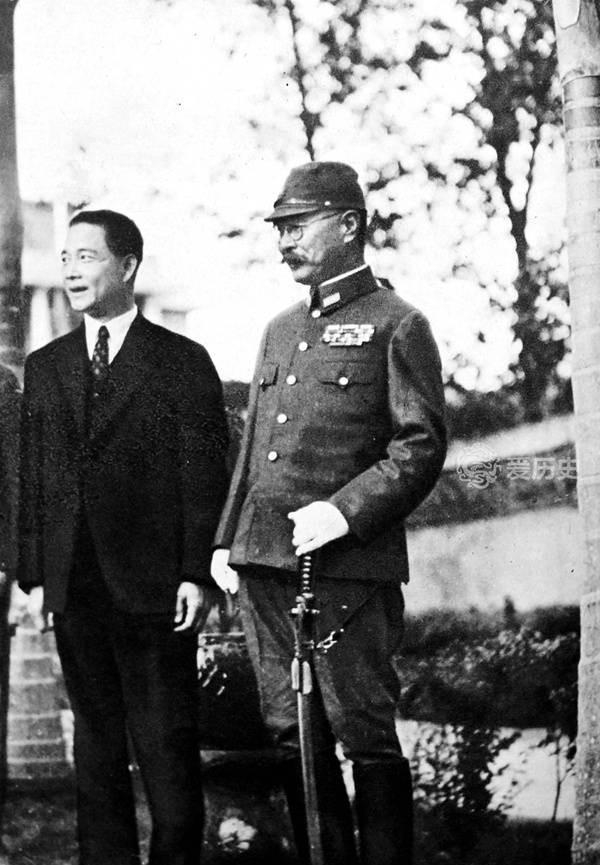 1950年，胡兰成受邀前往北京当官，可当他兴冲冲的走到半路时，却突然想起自己是个