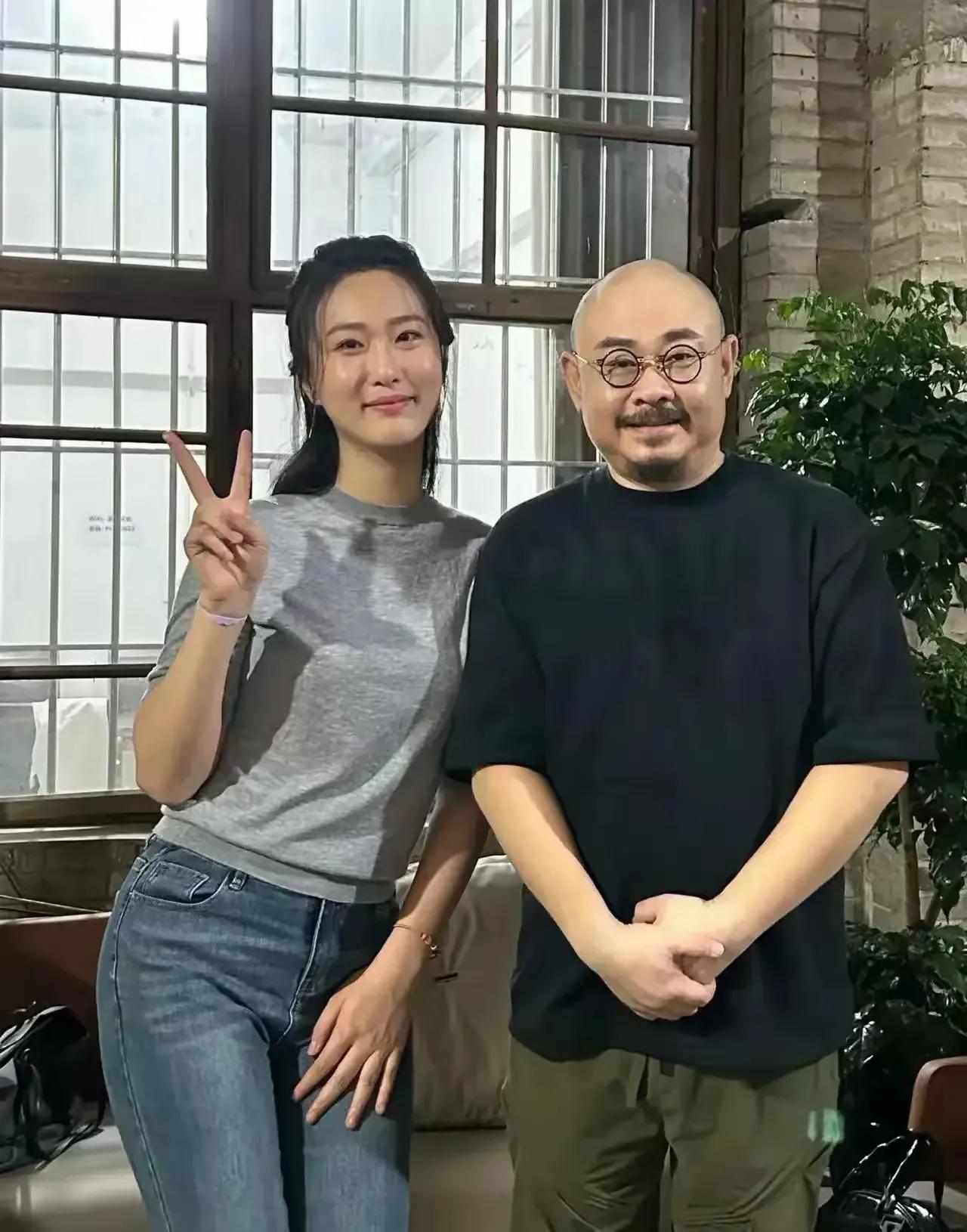 刀郎身边的这个女孩，是他的歌迷，还是乐队成员呢？看身材，身高得有一米七五以上，看