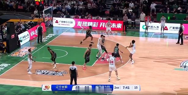 辽宁新疆这场，辽宁队这边两个小外同时开火，防守几乎没有效果，进攻端新疆队办法比较