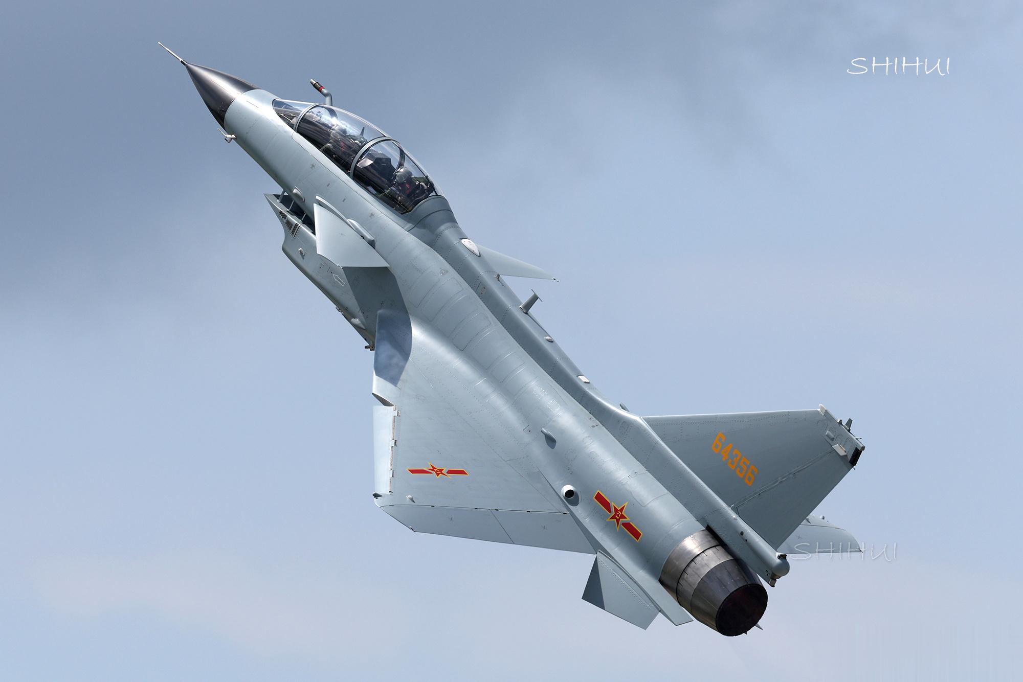 2023长春航空展上，北部战区空军某部的歼-10AS战机进行飞行表演，可以看到这