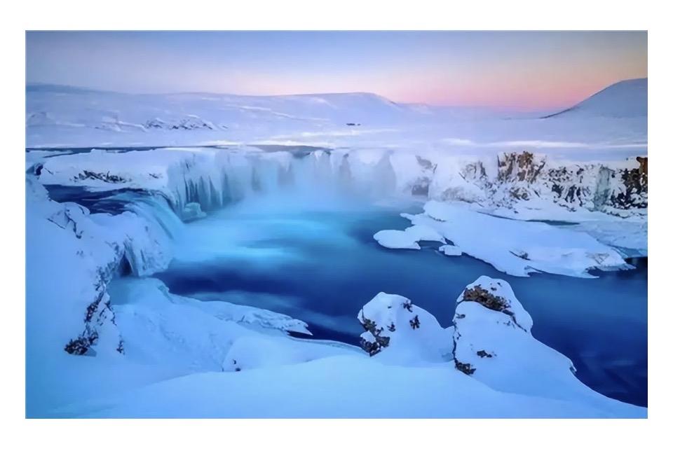冰封的瀑布，宛如仙境，美不胜收！🌨️💙远远望去，那巨大的冰瀑层层叠叠，似是时
