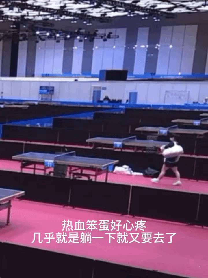 孙颖莎躺在训练场休息，
从打完第二盘，
到接着上第四盘，
中间也就半个小时的时间