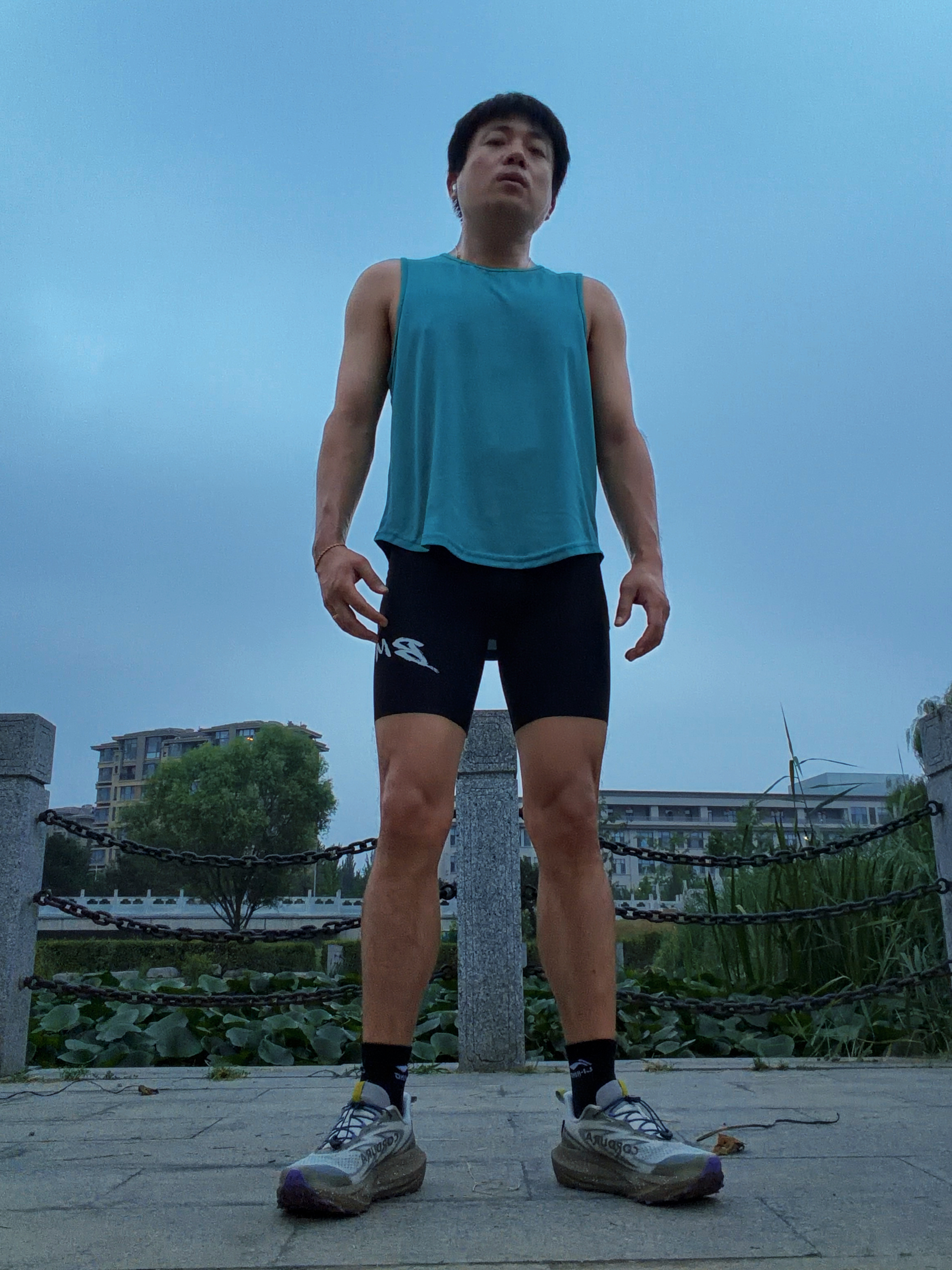 今日晨跑跑不动了，感觉气压很重，公园的知了叫个不停，跑了三公里就缴械投降(„ಡω