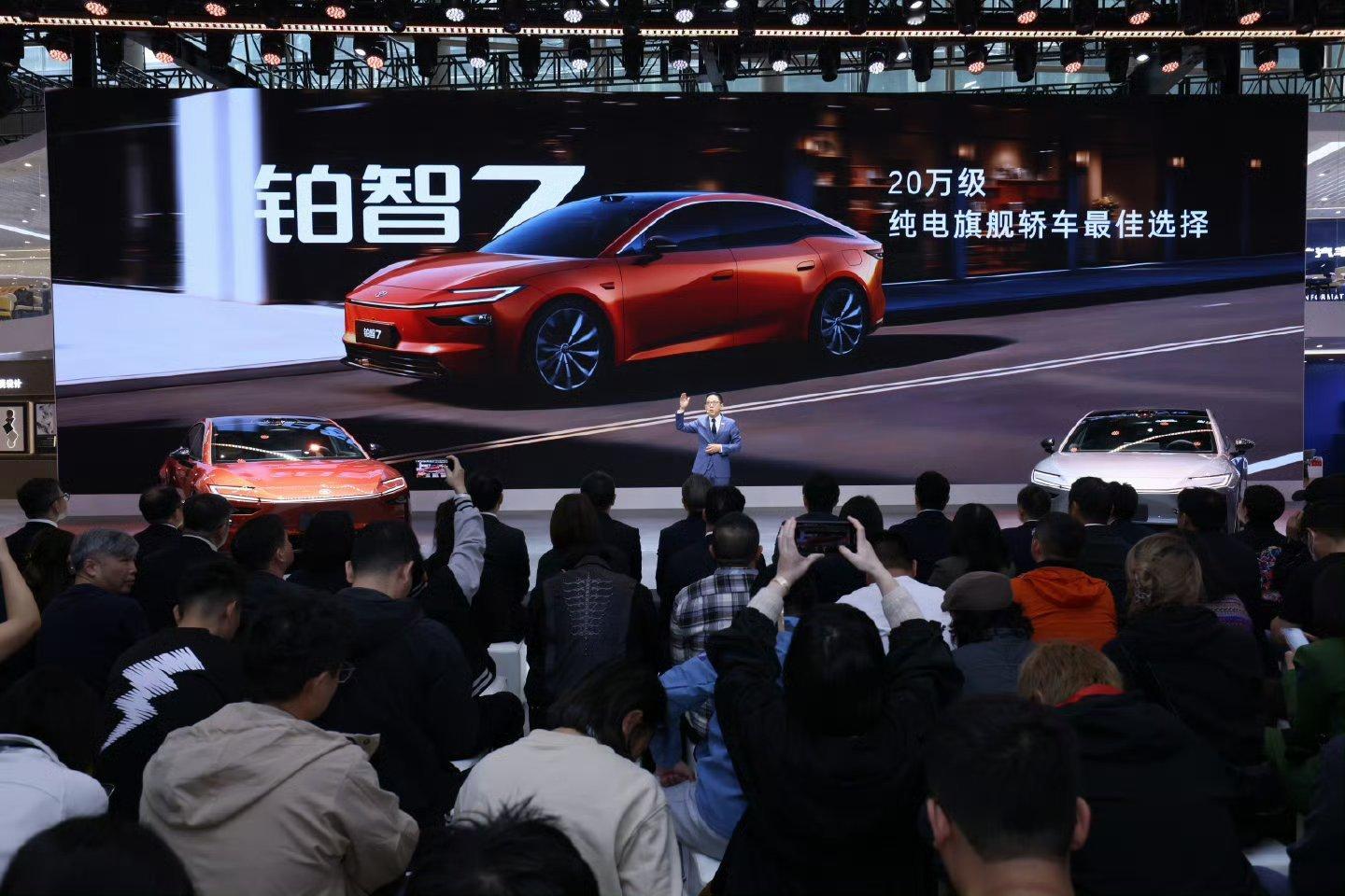 今年广州车展顶流非铂智7莫属！展馆排队长百米、汽车旁边围满人，媒体和网友集体刷屏