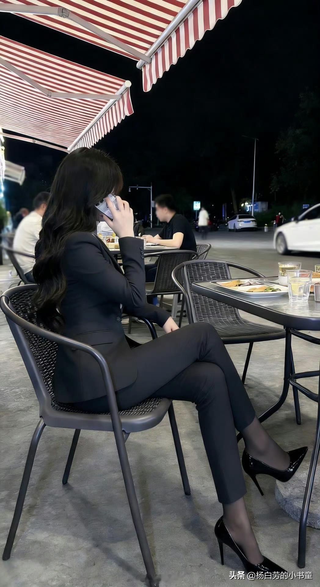 这样式的工装我准备给公司员工
预订100套
颜值真好，为了公司影响
必须整改
工