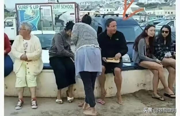 卡梅伦退休了，像中国公园里的退休老大爷！约翰逊离职了，还骑着自行车和三轮车打工！