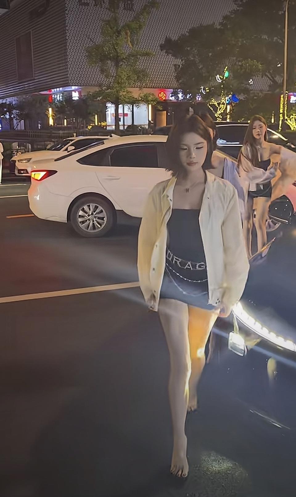 夜晚街拍，自信女孩，时尚穿搭，都市风情