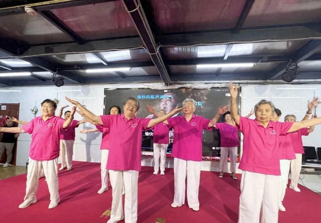 晨光刚洒进长春鑫夕阳养老院，92 岁的栾秀春和 94 岁的老伴儿已经对着麦克风开