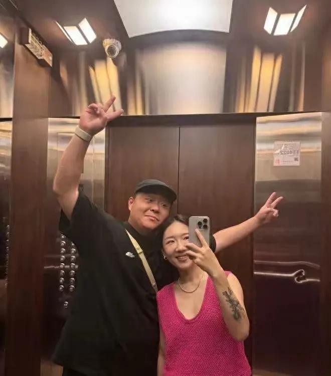 赚够了就跑。郝邵文这个以前的著名童星这两年通过网络带货赚的盆满钵满。现在老婆怀孕