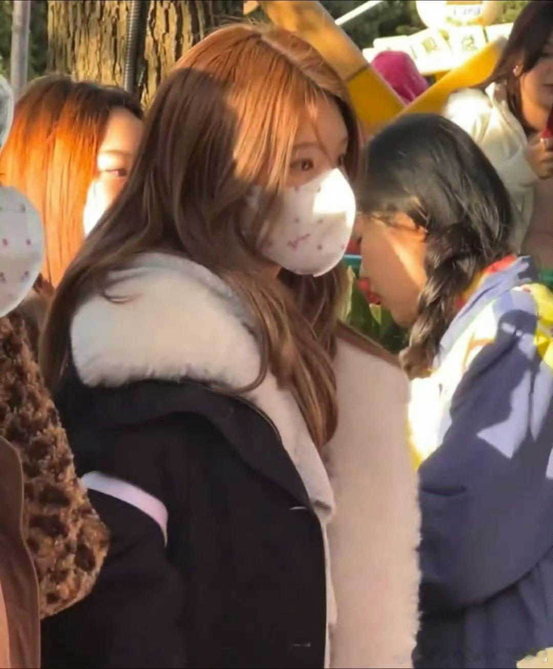 上海迪士尼偶遇曾黎赵露思迪士尼偶遇曾黎赵露思 迪士尼偶遇曾黎赵露思也太惊喜了吧！