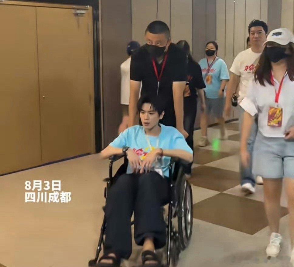 张若昀脚肿了天呐😧，张若昀这个脚肿的老大！ 