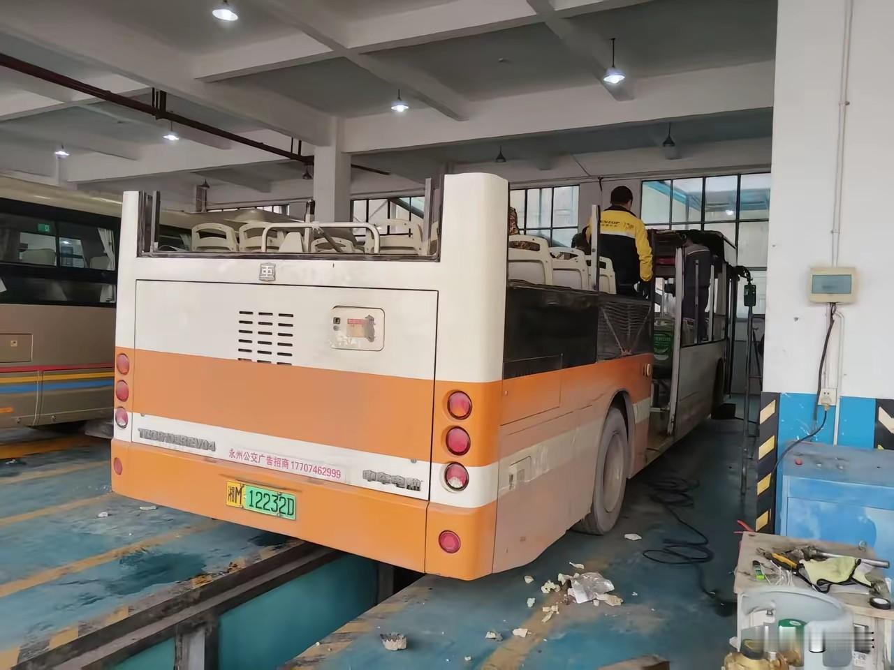 永州夺冠巡游车没想到是公交车改装的，由于太仓促了，没有准备好巡游车，加班加点改造