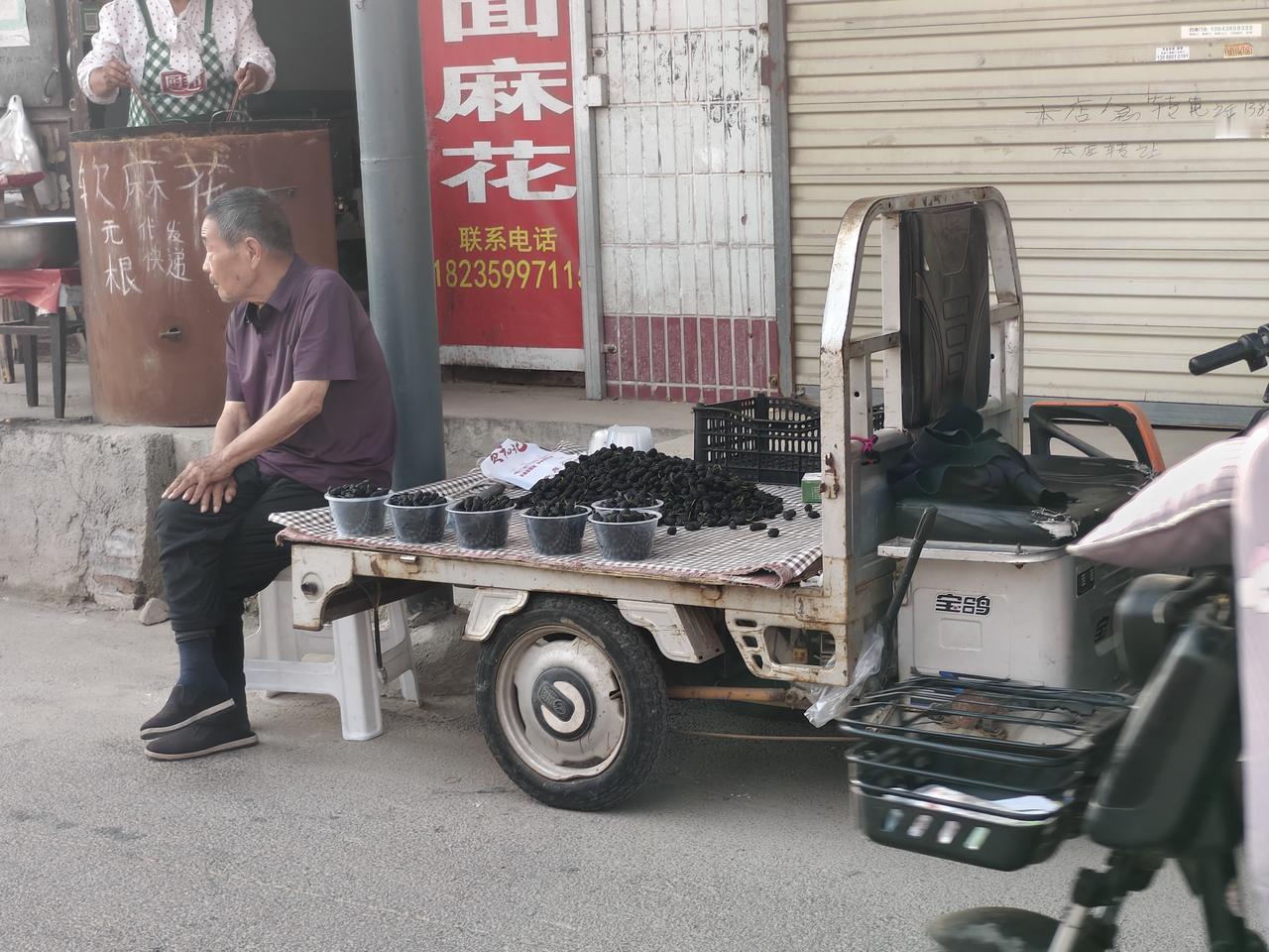 来来来，快来运城盐湖西街早市吃桑葚，新鲜的桑葚，10元一盒，一位村里来的大叔在卖