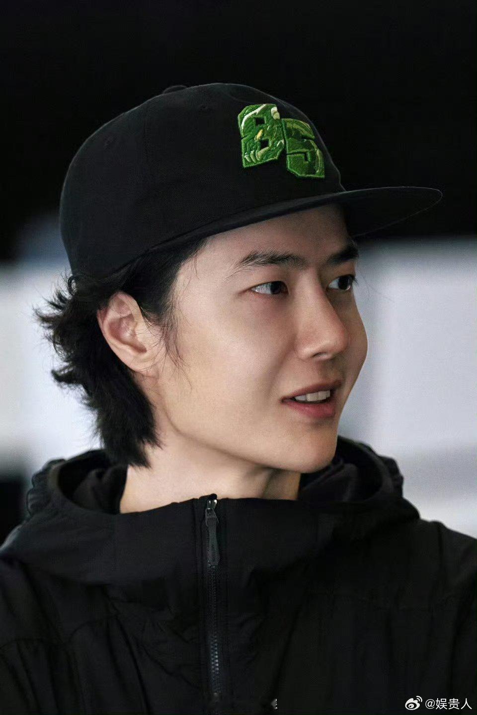 王一博换赛车皮肤王一博又换赛车皮肤了 酷盖给车子换了酷酷的皮肤 