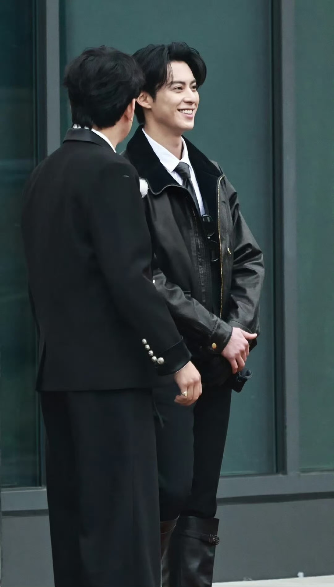 娱乐王鹤棣重庆录制路透王鹤棣重庆录制宇宙闪烁请注意路透重庆玩的开心～ 