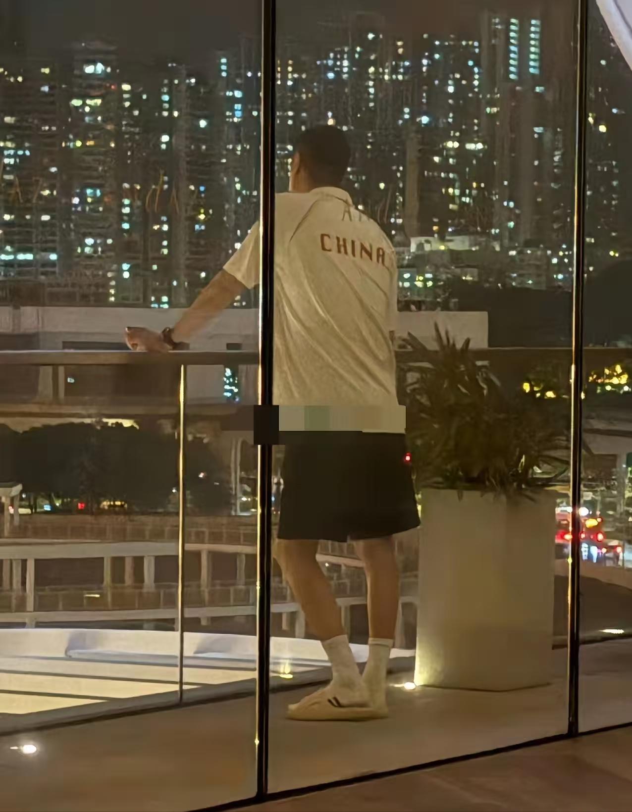 昨晚中国女排负于土耳其队后，赵勇一个人站在阳台上，背影被拍下来了。看着确实不是滋