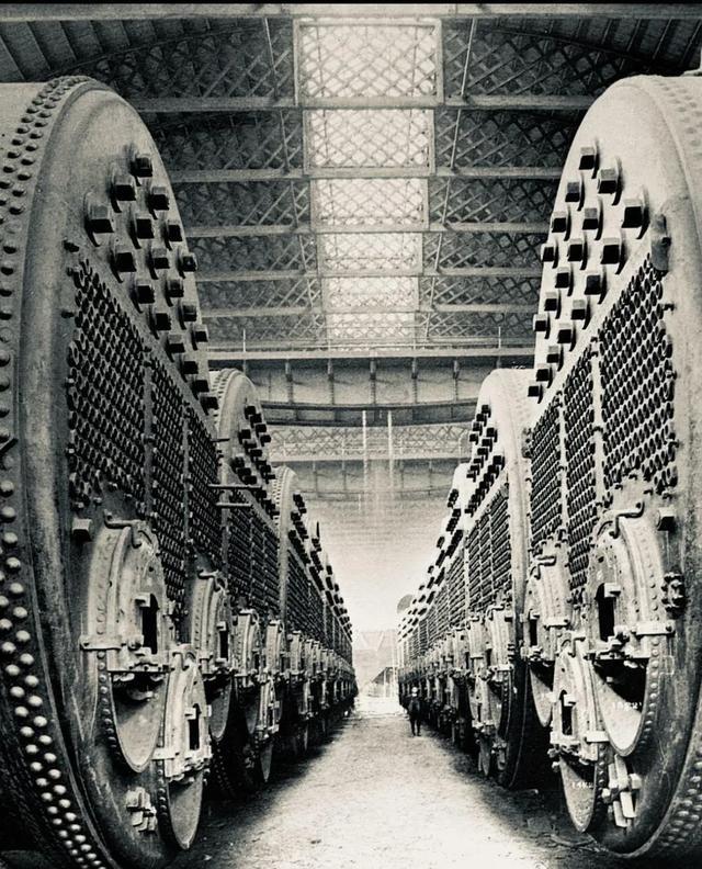 早期舰船燃煤锅炉需要数百号人来填煤，像泰坦尼克号邮轮，因为搭载着29个锅炉拥有1