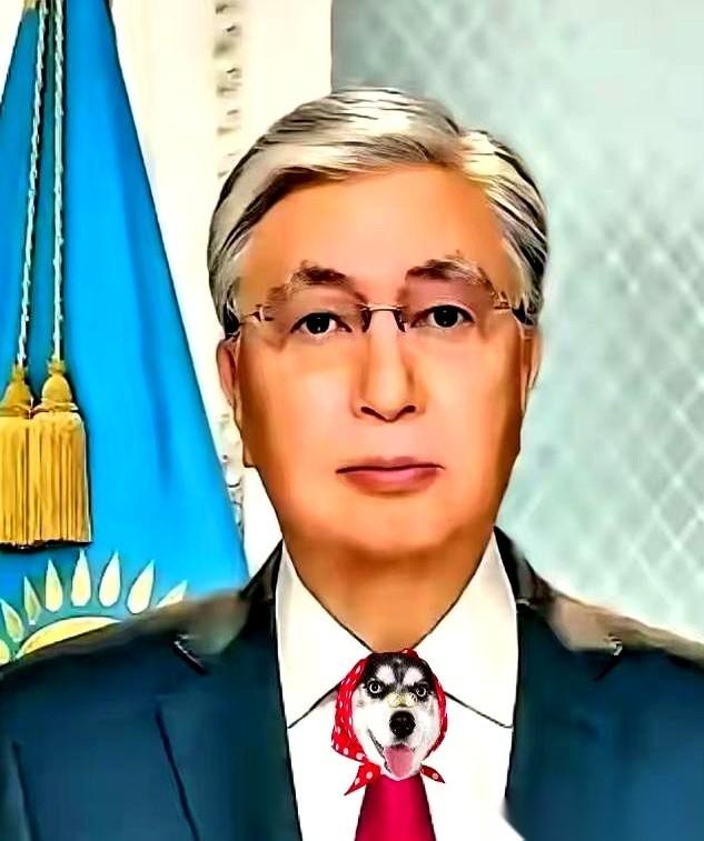 两架无人机，嗡嗡嗡地，开始在黑海的油轮上空盘旋。
千里之外，一个国家的财政部长，