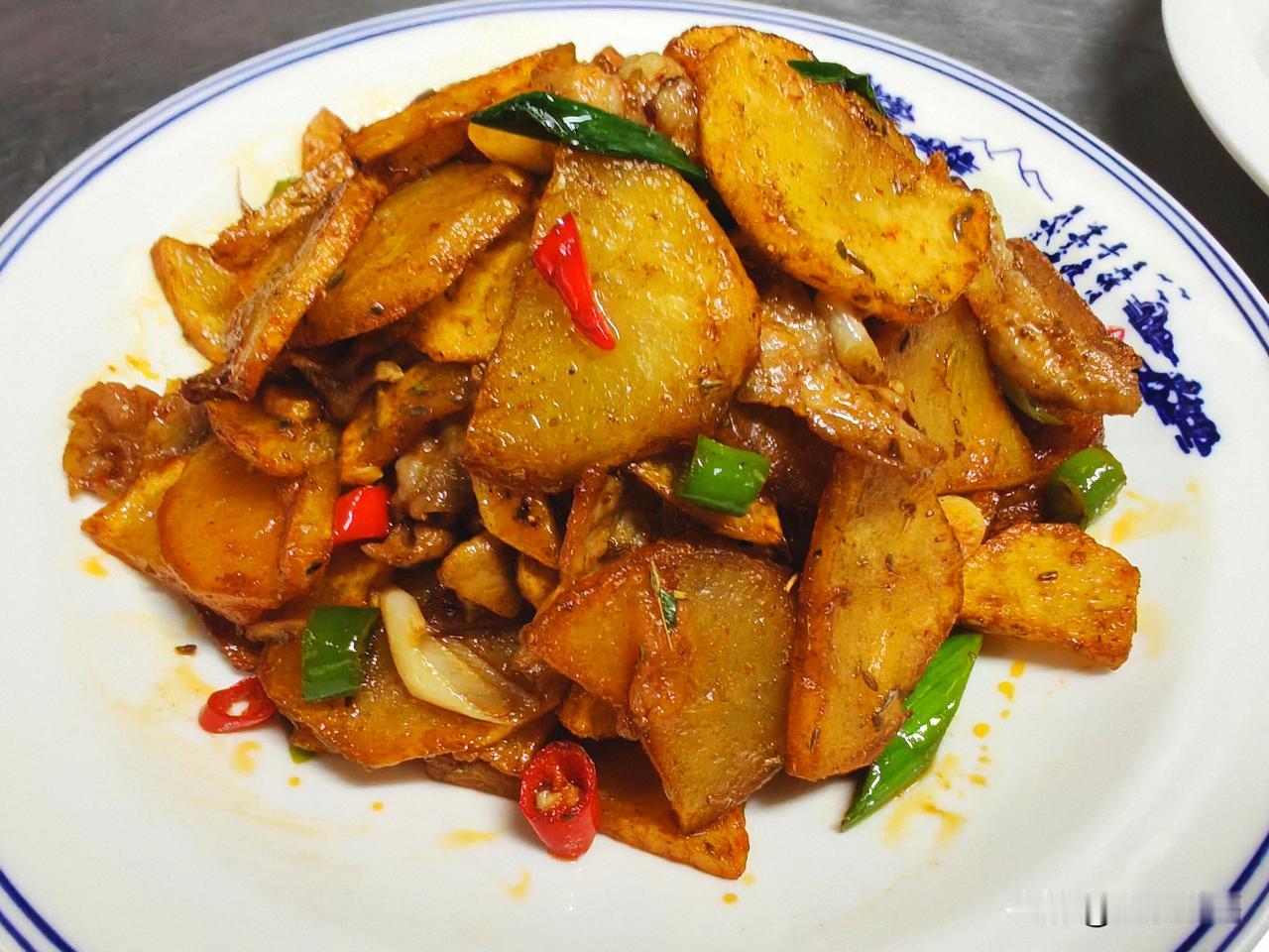 分享干锅土豆片的做法，喜欢的可以试试。
土豆切两个硬币厚的片，泡水去除多余的淀粉