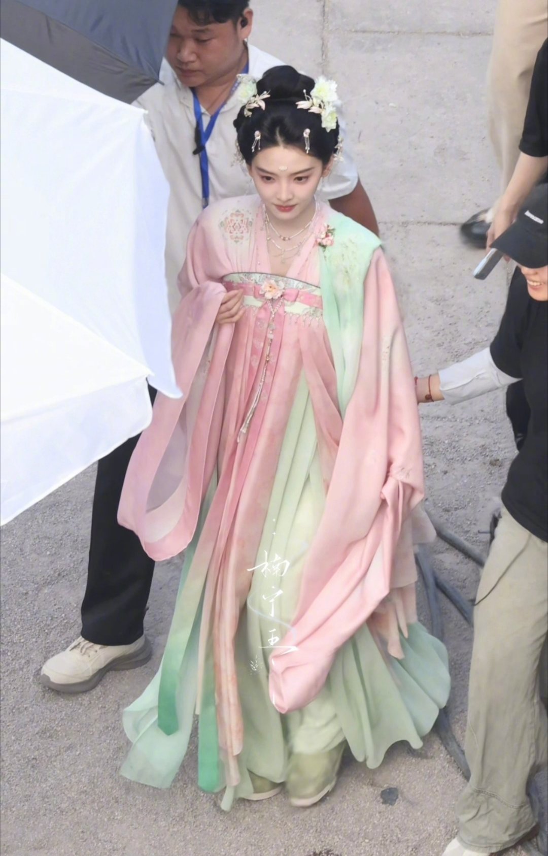 章若楠首部古偶女主剧《春日宴》造型，配色风格也挺春天的[笑cry]或许是衣服材质