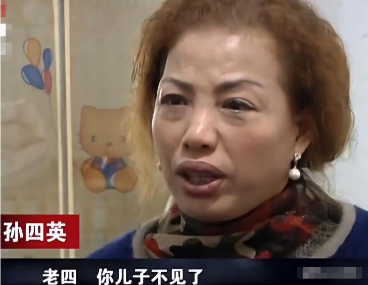 “命运弄人！”江西一女子看到了一位和她老公长得很像的小伙，于是她当场掀开了对方的