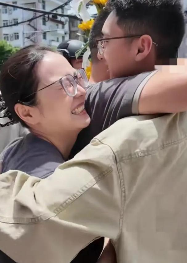 泪崩了！6月9日，四川广元高考考场外，一个少年刚冲出来就开心扑进哥嫂怀里。嫂嫂笑