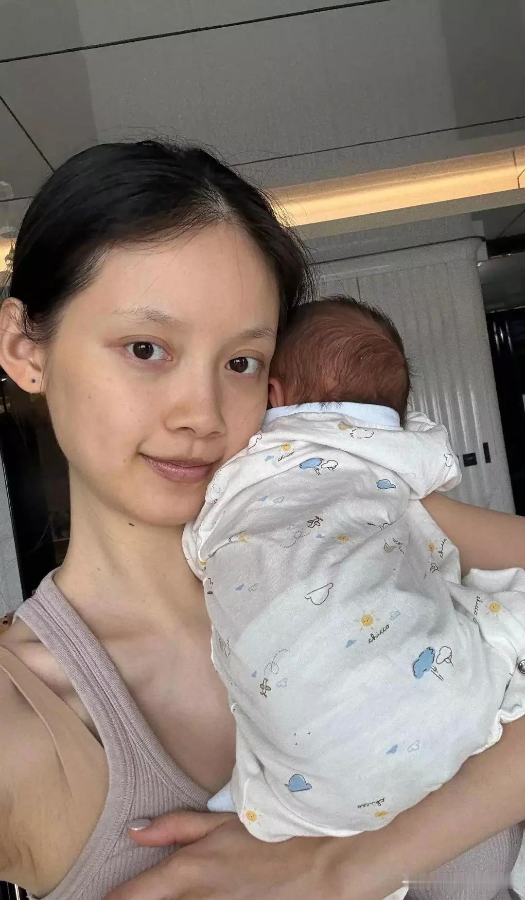孙伊涵晒带娃素颜照，这真实状态却被网友说“断崖式衰老”，也是够扎心的。生娃前后身