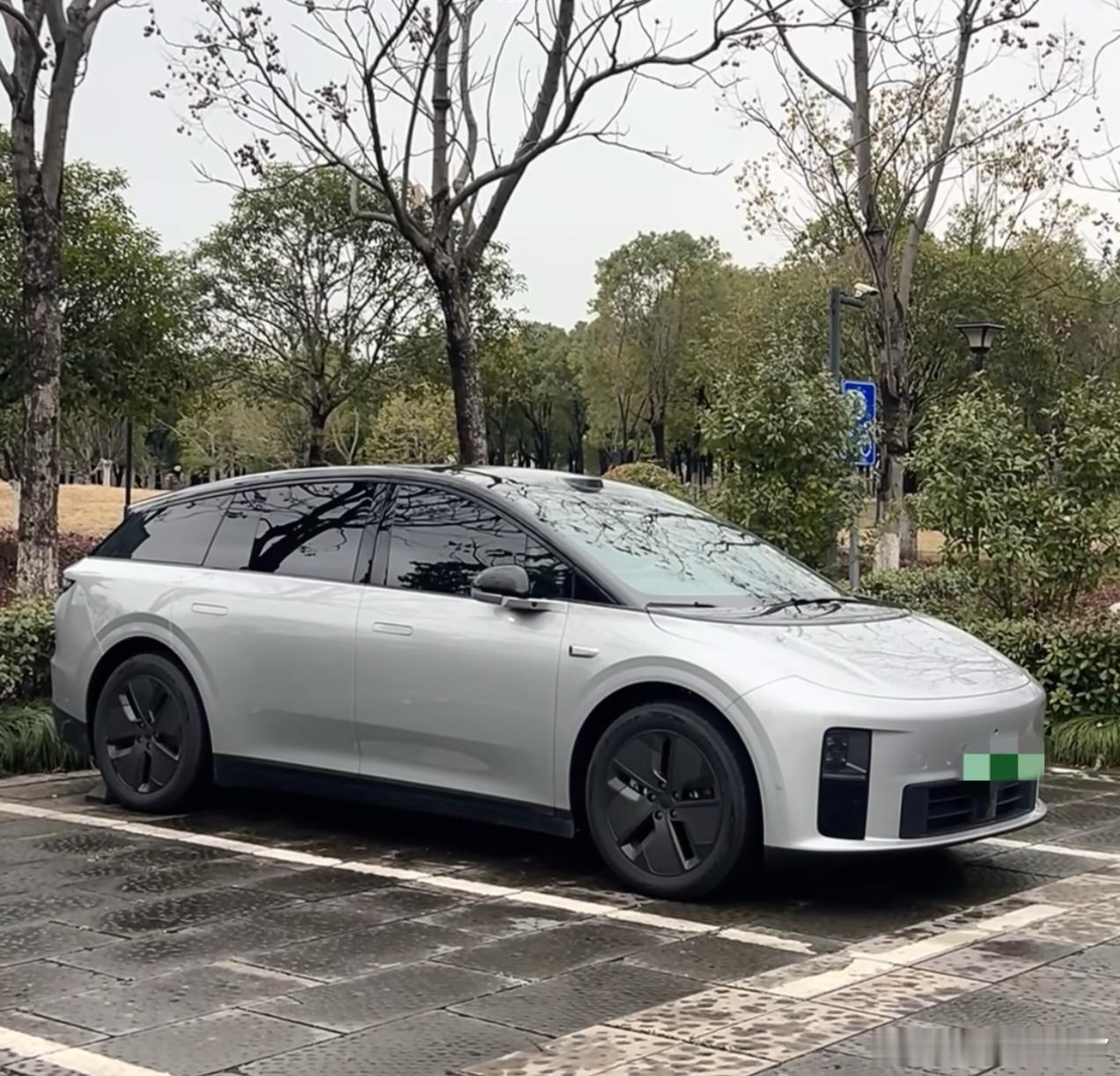 现在新能源市场卷成这样，还能跑出这种速度，核心还是找准了家庭用户的痛点。空间够用