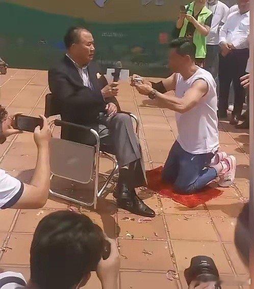 男演员因穷意外翻红后跪地磕头致谢一位男演员生活穷困，仅有几千元存款，意外收获大量