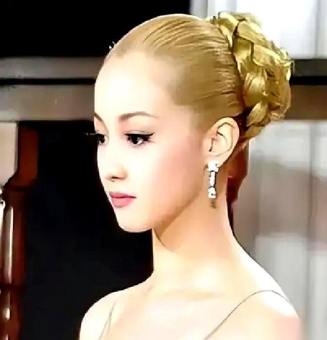 和自己的合法老婆亲热一次，还得额外支付50万日元？
而且这事儿还“限购”，一个月