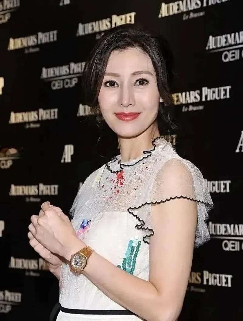 不得不承认，她是港姐中我觉得最漂亮的一个了，比大陆第一美女陈红还要漂亮，虽然老了