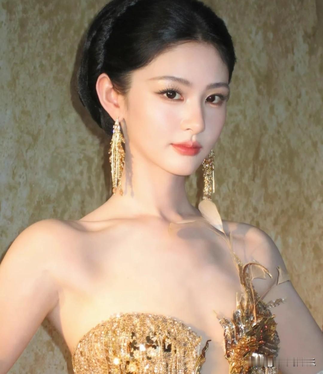 不得不说，
于正看人的眼光真的不错，
这次赵晴出席活动的最新妆造和状态狠狠惊艳到