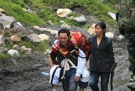 “不用看了，他已经死了。”2008年汶川地震中，一位父亲背着高大的儿子，徒步25