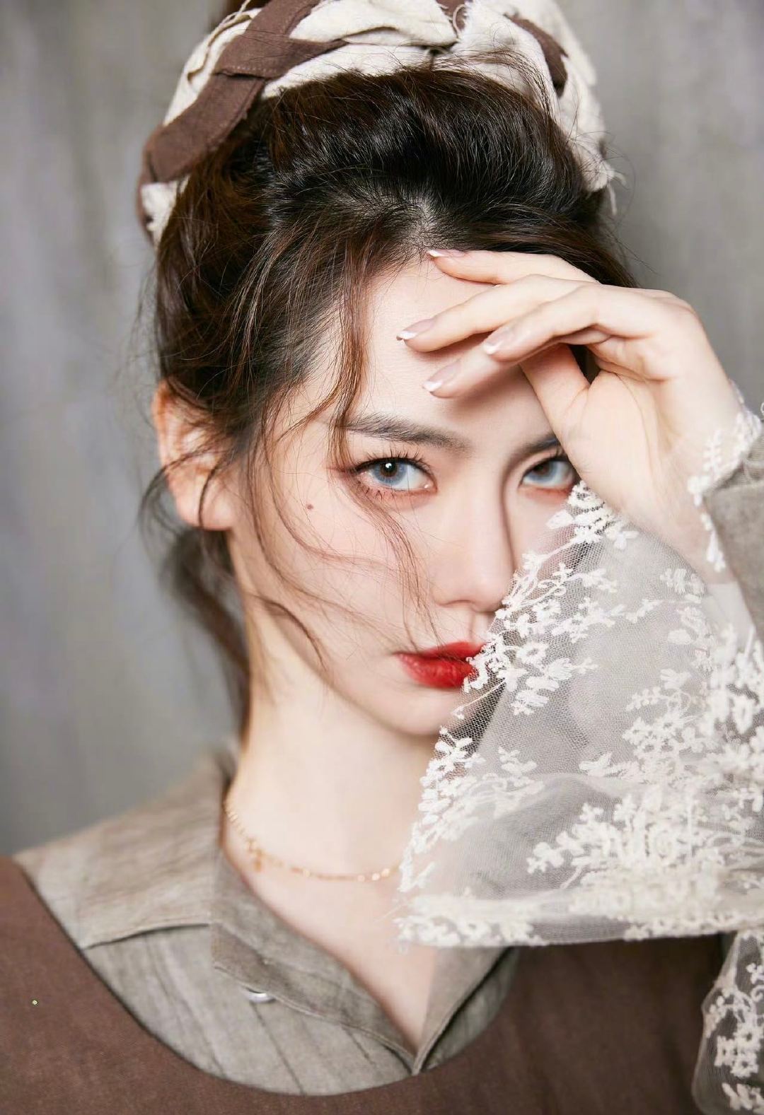 戚薇回忆戚仙女时期谁的大侦探DNA狠狠觉醒！戚薇翻出戚仙女名场面旧照，彩虹薄纱裙